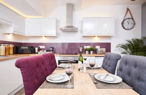 Kegworth Apartment | Gorgeous Duplex: Gym Access, SkyLink to Airport