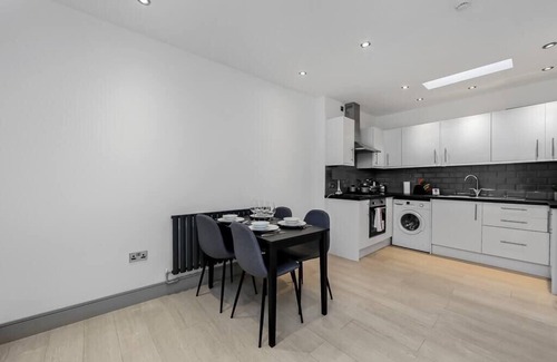 Homerton Apartment | Gorgeous, Easy Two Bedroom Flat in Heart of Hipster Hackney