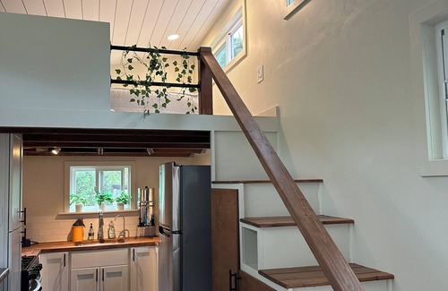 Hilo Cabin | Gorgeous Eco Tiny Home on Organic Farm Within 5 Minutes of Downtown Hilo.