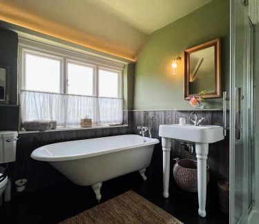 New Forest District House | Gorgeous English Farmhouse Holiday Cottage for 9 and a half