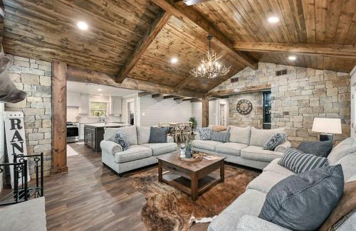 Bryan House | Gorgeous Family Cottage Ideal to Stargaze from the Deck in Texas