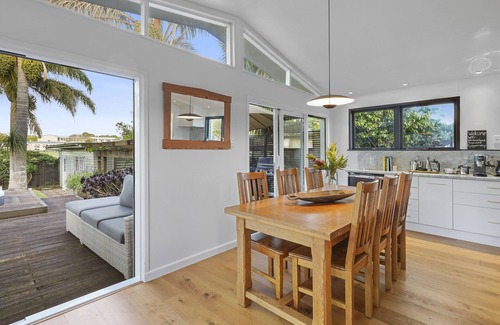 Glendowie Apartment | Gorgeous Family Home-Fully Fenced & Toys