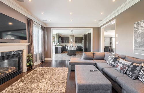 Brampton House | Gorgeous Family Home with a huge backyard facing a Pond