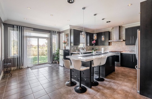 Brampton House | Gorgeous Family Home with a huge backyard facing a Pond