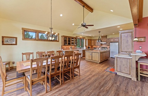 Bend House | Gorgeous Family Retreat, Hot Tub, A/C, Views, Ponds, Wiildlife