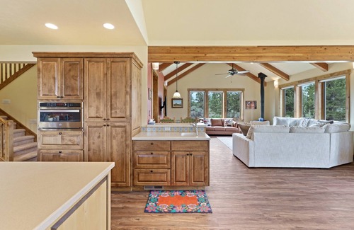 Bend House | Gorgeous Family Retreat, Hot Tub, A/C, Views, Ponds, Wiildlife