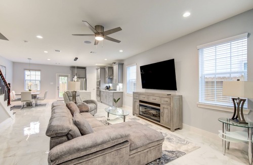 Spring Branch House | Gorgeous Family-sized Townhouse close to downtown!
