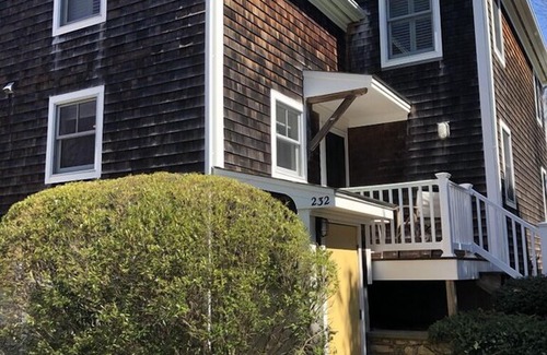 Wakefield-Peacedale House | Gorgeous, Family-Friendly Timber Frame Townhouse. 10 Min to Beach. Walk to town