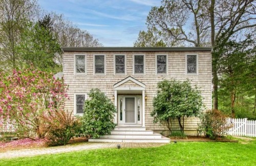 Noyack House | Gorgeous Four Bedroom Home in Sag Harbor with Pool/water access