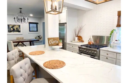 Pontiac House | Gorgeous, Fully Remodeled Open Floor-Plan!