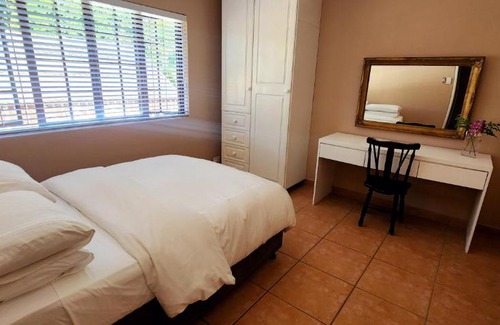 Winston Park Apartment | Gorgeous Garden Villa 3