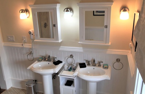 Dixon Park House | Gorgeous Getaway, Private parking