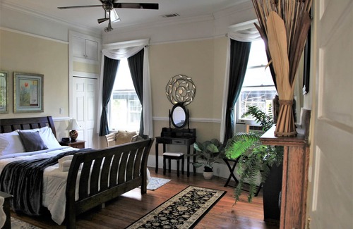 Dixon Park House | Gorgeous Getaway, Private parking