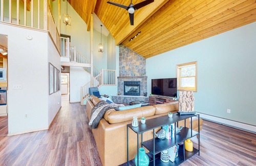 Aspen Springs Cabin | Gorgeous getaway with deck, sun room, fireplace, washer/dryer, & WiFi
