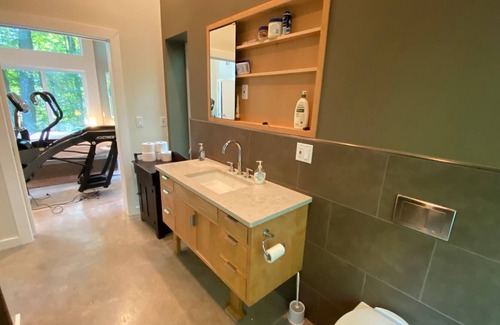 Damascus House | Gorgeous Glass 3 Bedroom, 2 Bath Riverfront Home