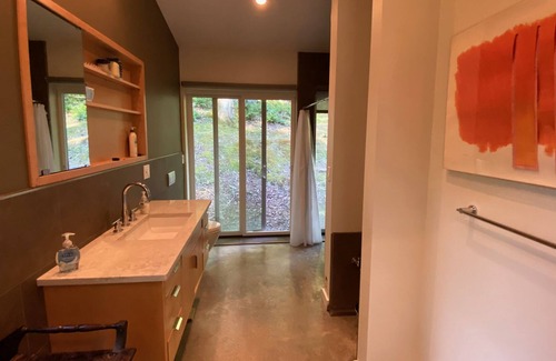 Damascus House | Gorgeous Glass 3 Bedroom, 2 Bath Riverfront Home