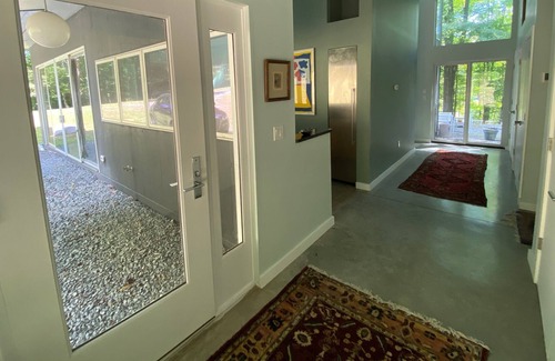 Damascus House | Gorgeous Glass 3 Bedroom, 2 Bath Riverfront Home