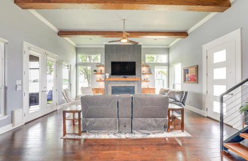 Granbury House | Gorgeous Granbury Lake House with Hot Tub and Dock!