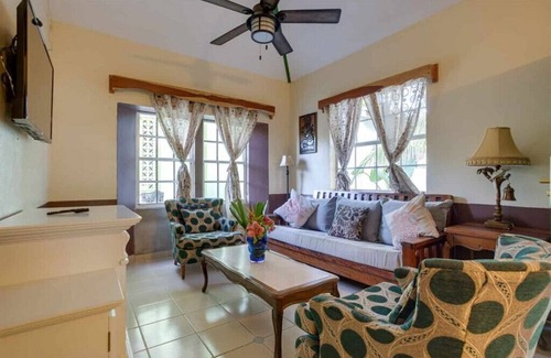 San Ignacio Cabin | Gorgeous Green House Fully Furnished 2 Bedroom Casita Verde-MB