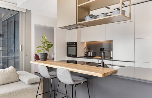 Moonee Ponds Apartment | Gorgeous High-Rise Unit with Sky Bar, Pool and Gym