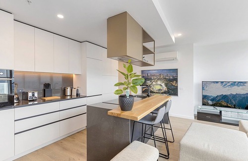 Moonee Ponds Apartment | Gorgeous High-Rise Unit with Sky Bar, Pool and Gym
