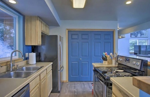 Kellogg House | Gorgeous Hill Top Haven. Cozy and Comfy. Perfect for large Families! Sleeps 14