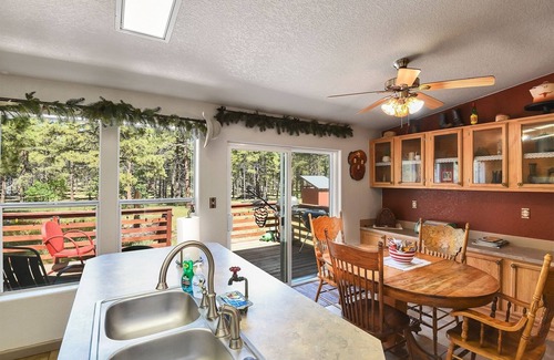 Parks House | Gorgeous & Historic 3 BR Log Cabin w/Forest Views /20 Minutes from Flagstaff/