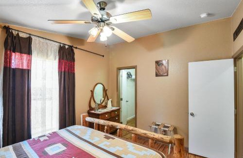 Parks House | Gorgeous Historic 3 BR Log Cabin w Forest Views 20 Minutes from Flagstaff Now with Wi-Fi