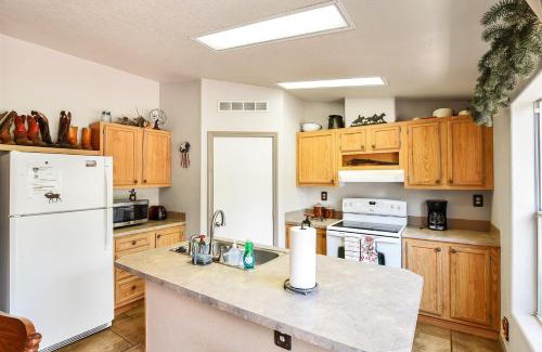 Parks House | Gorgeous Historic 3 BR Log Cabin w Forest Views 20 Minutes from Flagstaff Now with Wi-Fi