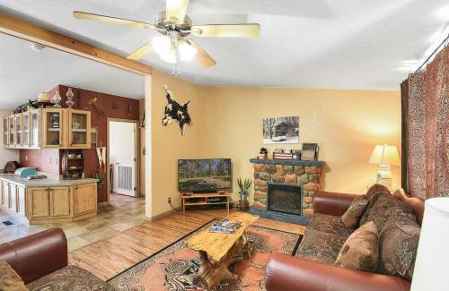 Parks House | Gorgeous Historic 3 BR Log Cabin w Forest Views 20 Minutes from Flagstaff Now with Wi-Fi