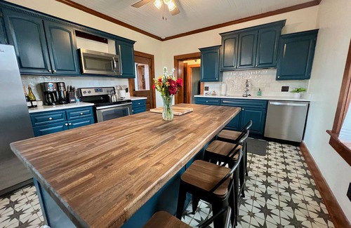 Lake Forest Estates House | Gorgeous Historic Victorian - 4 bedrooms 2 bathrooms - 4 Blocks Walk to Town