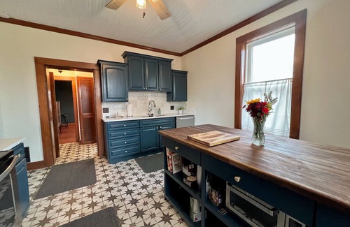 Lake Forest Estates House | Gorgeous Historic Victorian - 4 bedrooms 2 bathrooms - 4 Blocks Walk to Town