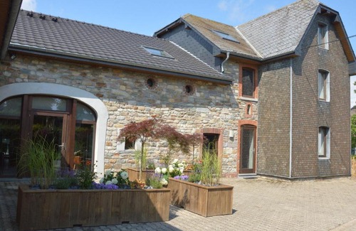 Walk House | Gorgeous Holiday Home in Waimes with In-House Theatre & Pool