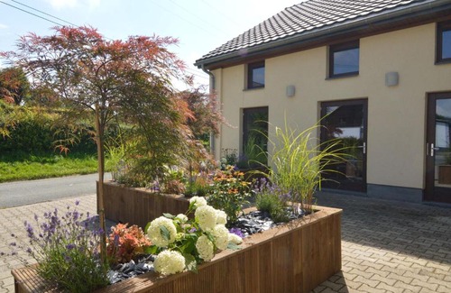 Walk House | Gorgeous Holiday Home in Waimes with In-House Theatre & Pool