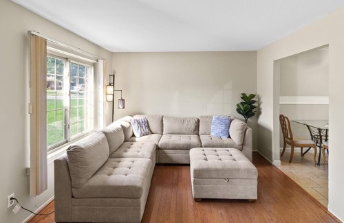 Drayton Plains House | Gorgeous home W/ a ton of Space Over looking the Woods