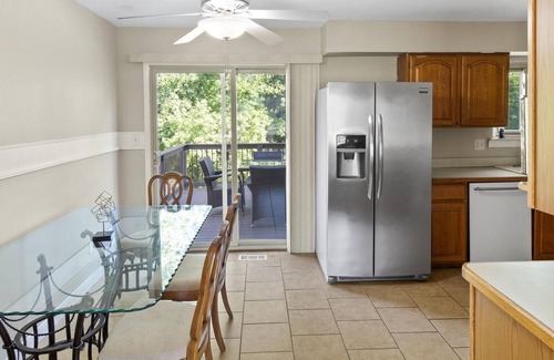 Drayton Plains House | Gorgeous home W/ a ton of Space Over looking the Woods