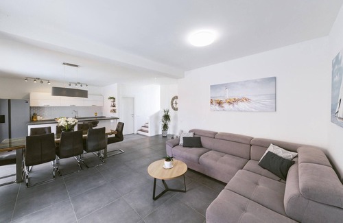Kastel Gomilica House | Gorgeous home in Kastel Kambelovac