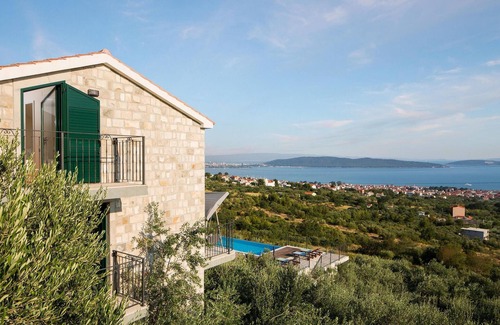 Kastel Kambelovac House | Gorgeous home in Kastel Kambelovac