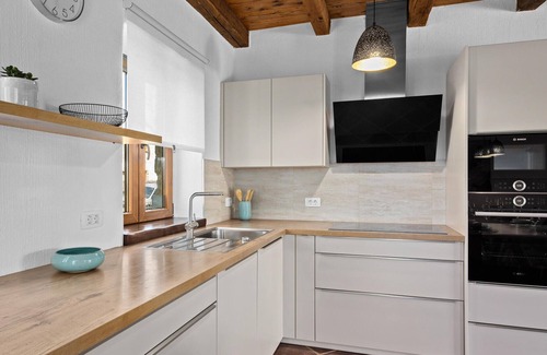 Cabrunici House | Gorgeous home in Cabrunici with WiFi