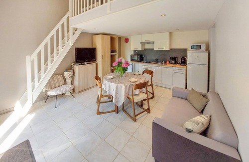 Gy House | Gorgeous home in Molinet with WiFi