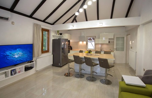 Pokrovnik House | Gorgeous home in Pokrovnik with WiFi