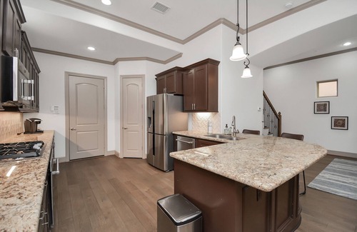 Grogan's Mill House | Gorgeous home in The Woodlands