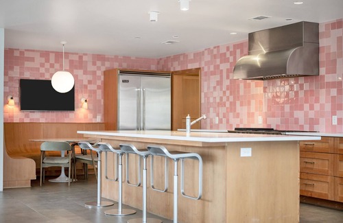 Old Enfield House | Gorgeous Home & Pool + Close to DT - Windsor Place