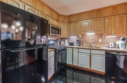 Northeast House | ✶ GORGEOUS HOME TUCKED AWAY IN GREENER PART OF TOWN ✶ TRANSIT-FRIENDLY !
