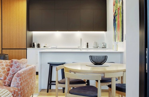Hobsonville Apartment | Gorgeous Home with Catalina Bay Views and Carpark