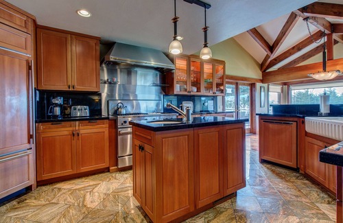Mendocino House | Gorgeous Home with a Deck & Garden - Walk to the Beach & Lighthouse