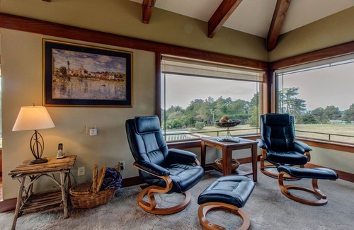 Mendocino House | Gorgeous Home with a Deck & Garden - Walk to the Beach & Lighthouse