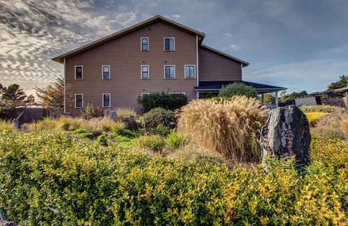 Mendocino House | Gorgeous Home with a Deck & Garden - Walk to the Beach & Lighthouse