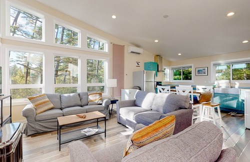 Nehalem House | Gorgeous home with a gas grill, kitchen, washer/dryer, patio, & gas fireplace