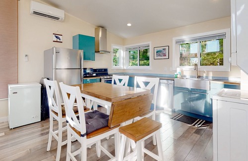 Nehalem House | Gorgeous home with a gas grill, kitchen, washer/dryer, patio, & gas fireplace